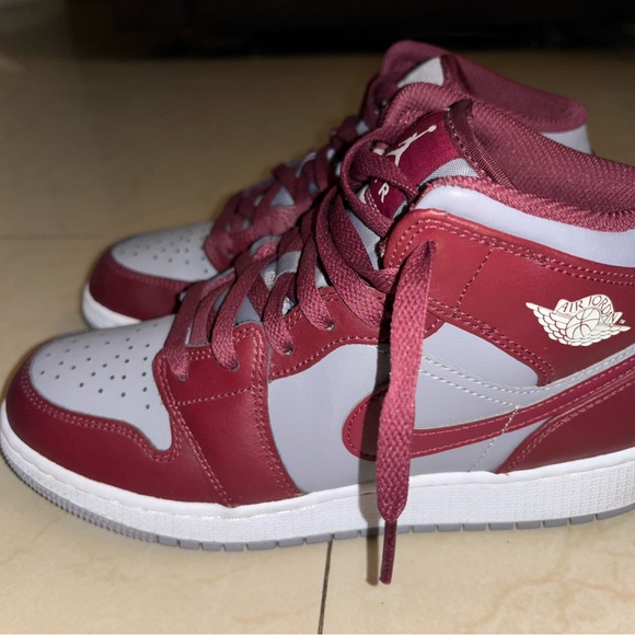 Jordan 1 Women's Sneakers Size 8, Kids Unisex Size 6.5 Youth in Red and White - Picture 2 of 4